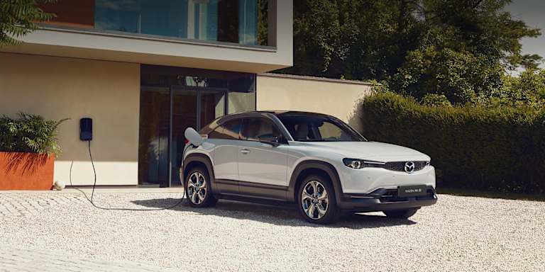 Sposoby ładowania samochodu elektrycznego: ładowarka, gniazdko, wallbox i stacje ładowania