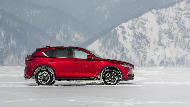 Śliska lub grząska powierzchnia jezdni? Sprawdź samochody Mazda z układem napędu i-Activ AWD!