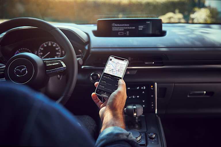 Na jakie rozwiązania multimedialne w samochodzie warto zwrócić uwagę?