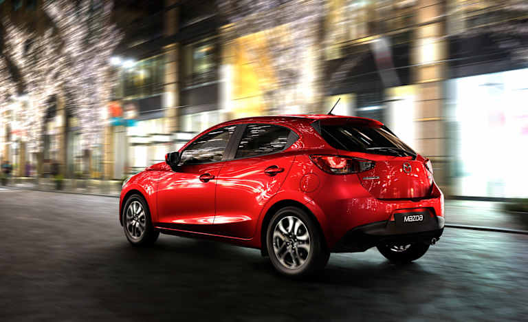 Jak zabezpieczyć auto przed gradem? Co robić, gdy grad zniszczył samochód?