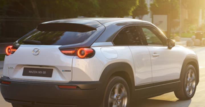Elektromobil Mazda MX-30 jako náhradní vozidlo během pravidelných servisních prohlídek zdarma