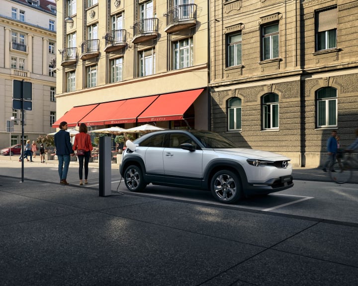 MAZDA MX-30 – samochód napędzany baterią, a nie bateria na kołach