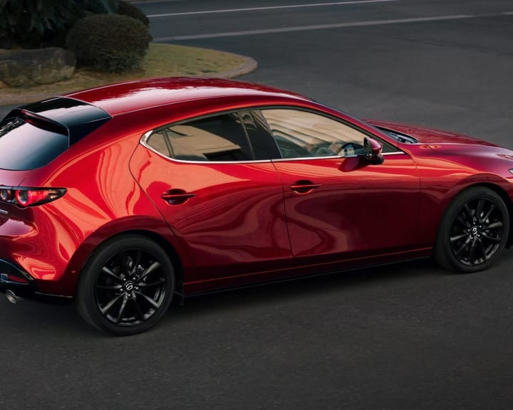 Jak działa napęd hybrydowy w samochodach Mazda M Hybrid?