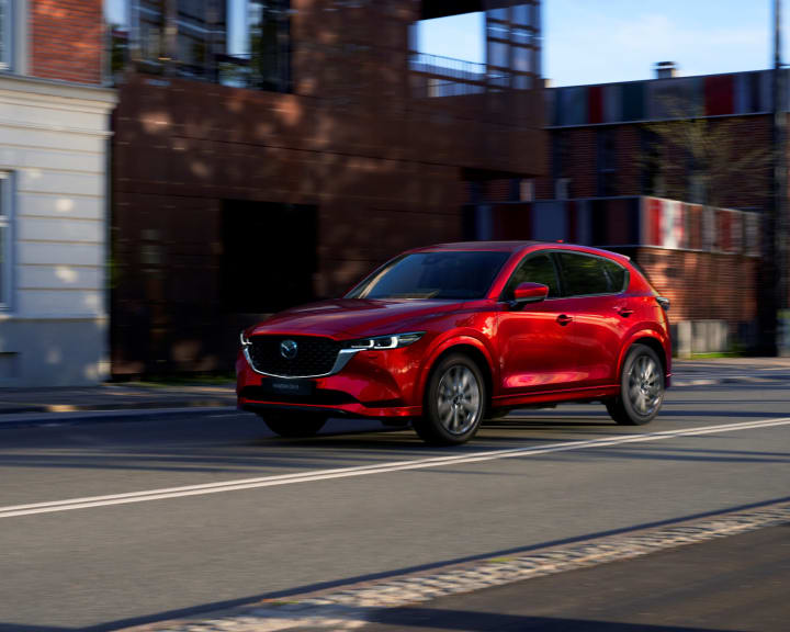 Mazda CX-5 po zmianach na rok modelowy 2022 - bardziej wyrafinowana i z dwiema wersjami specjalnymi.