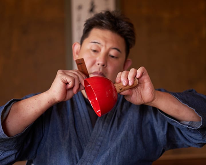 BREZČASNA LEPOTA JAPONSKIH LAKIRANIH IZDELKOV URUSHI